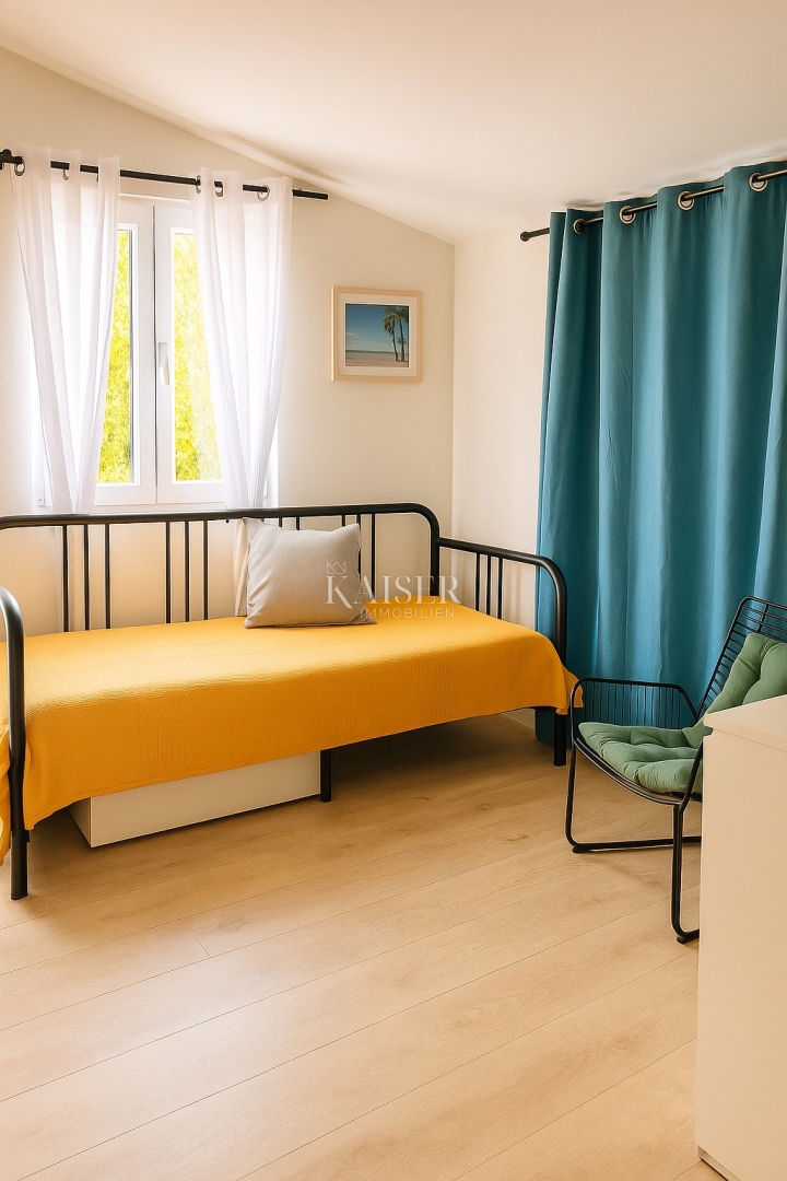 Vir – hiša s 6 apartmaji in garažo, 200 m od morja