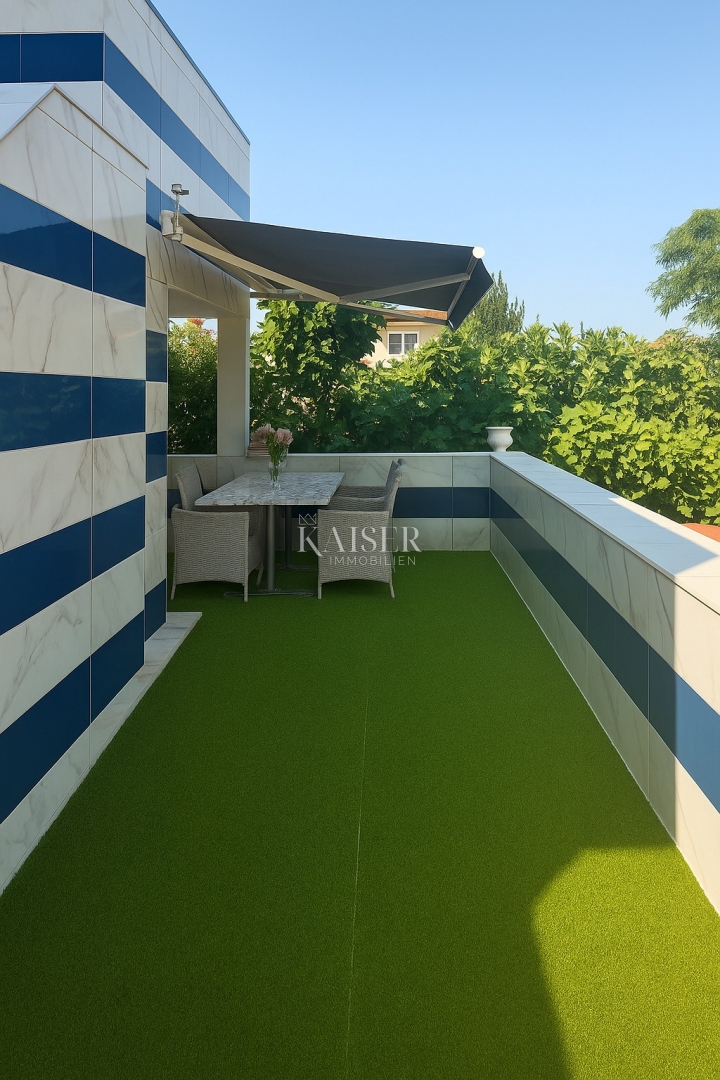 Vir – hiša s 6 apartmaji in garažo, 200 m od morja