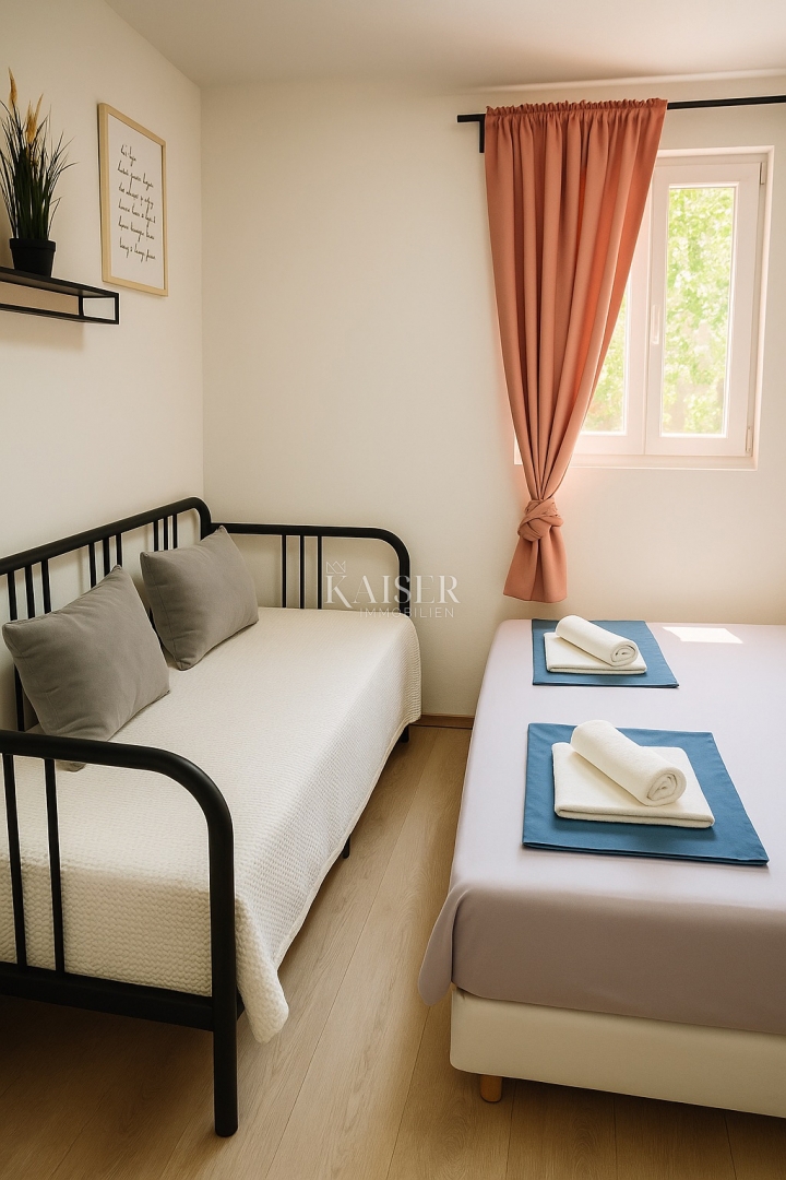 Vir – hiša s 6 apartmaji in garažo, 200 m od morja