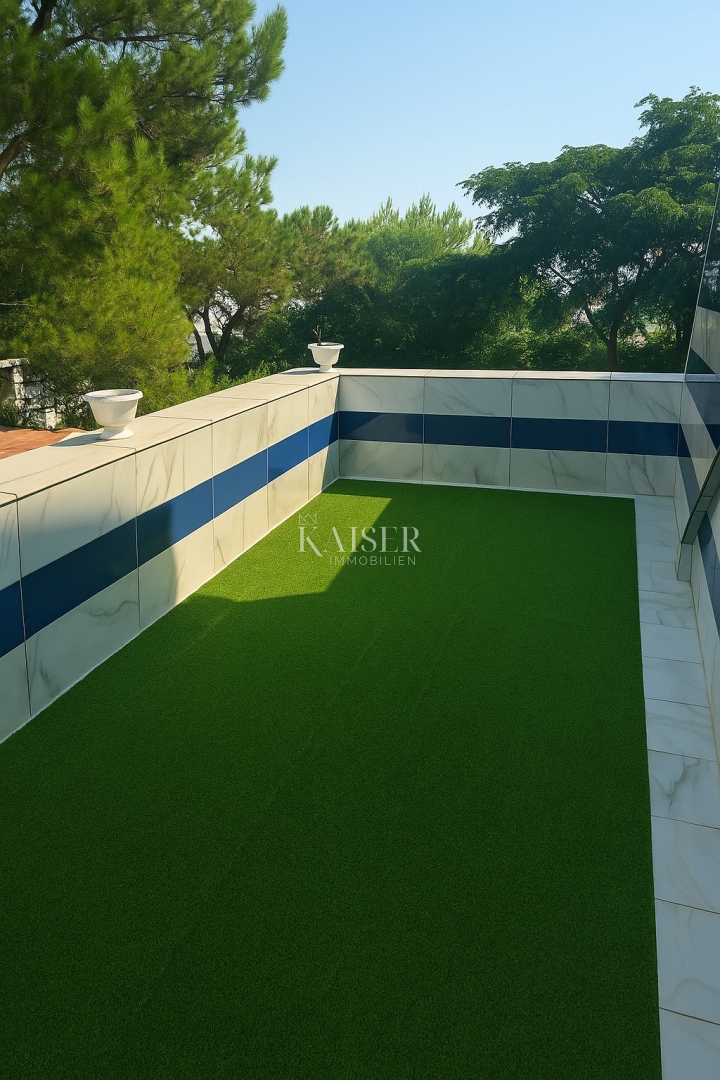 Vir – hiša s 6 apartmaji in garažo, 200 m od morja