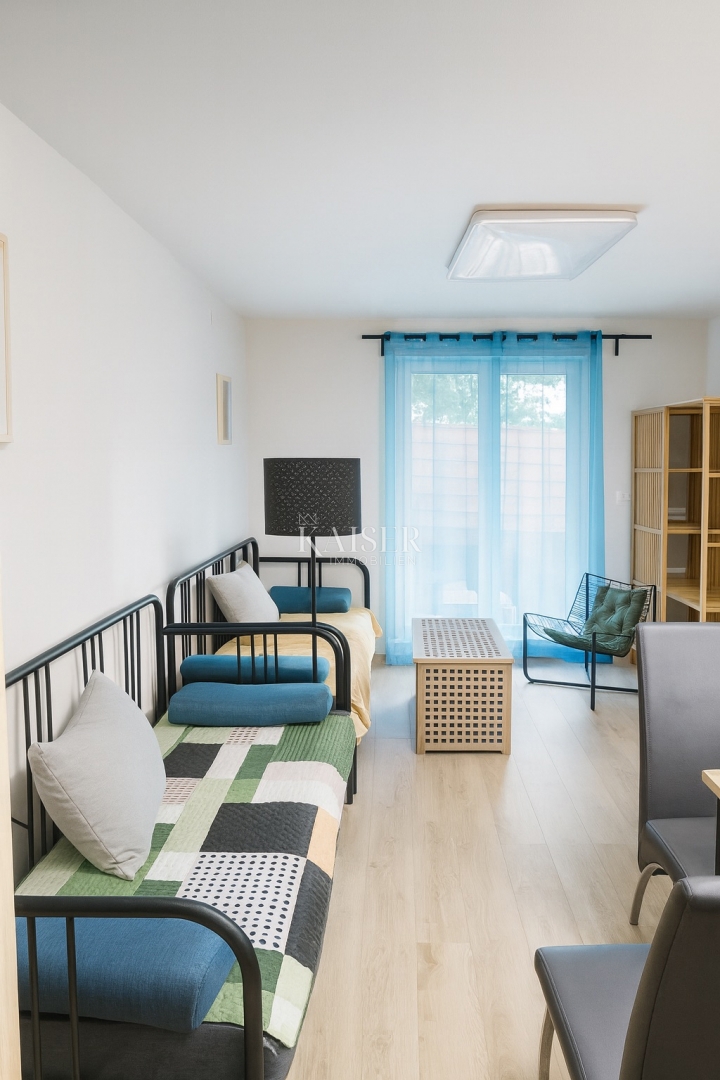 Vir – hiša s 6 apartmaji in garažo, 200 m od morja