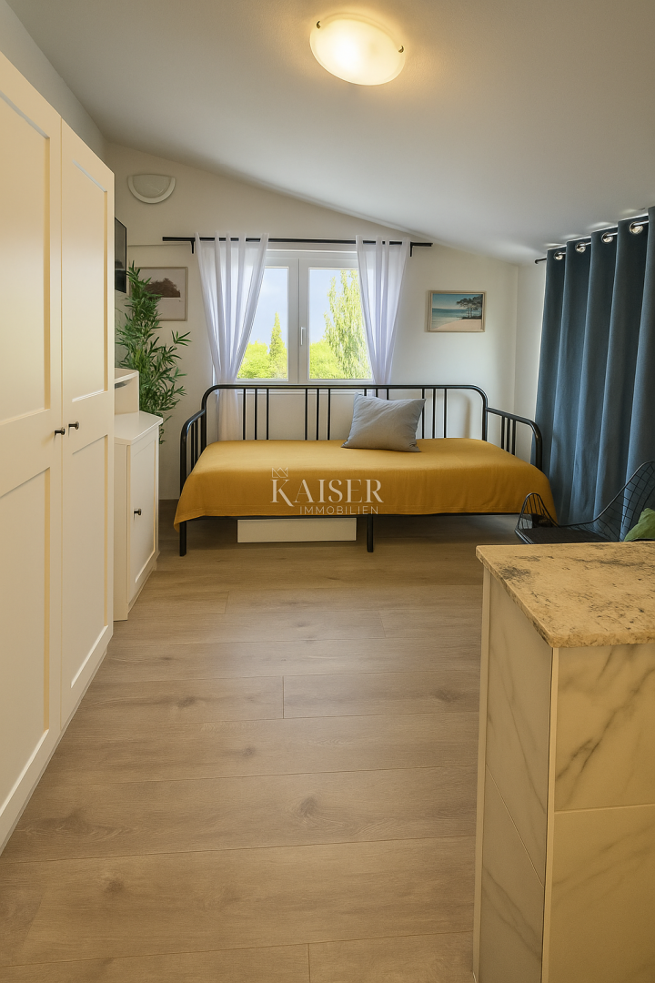 Vir – hiša s 6 apartmaji in garažo, 200 m od morja