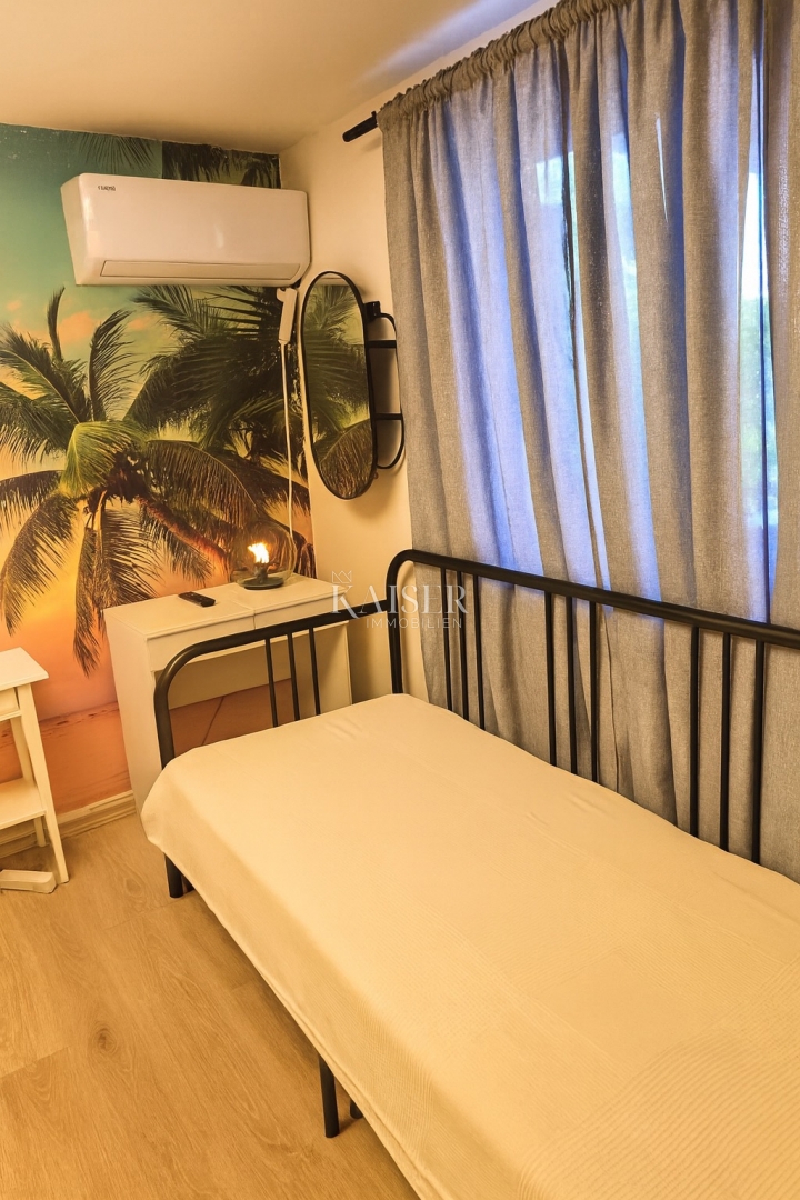 Vir – hiša s 6 apartmaji in garažo, 200 m od morja