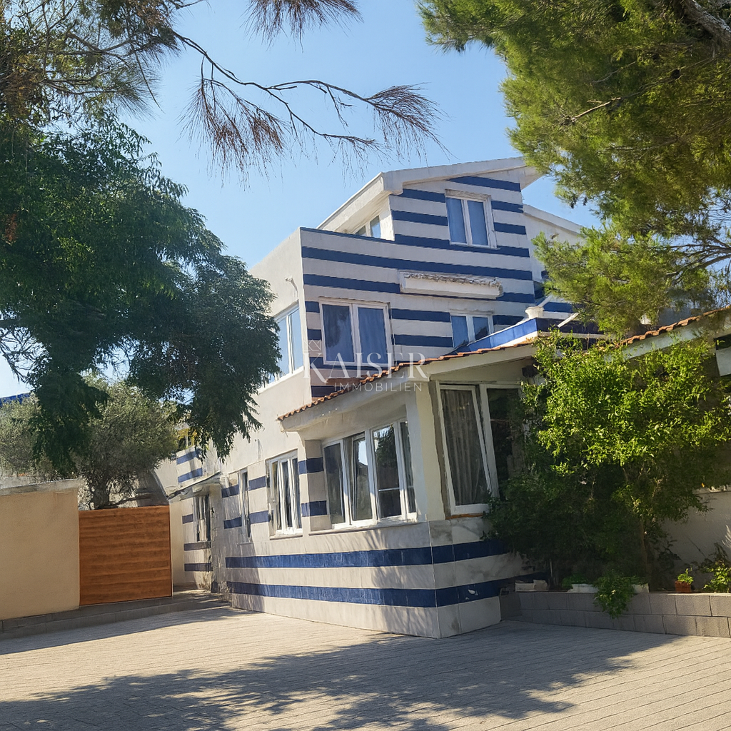 Vir – hiša s 6 apartmaji in garažo, 200 m od morja