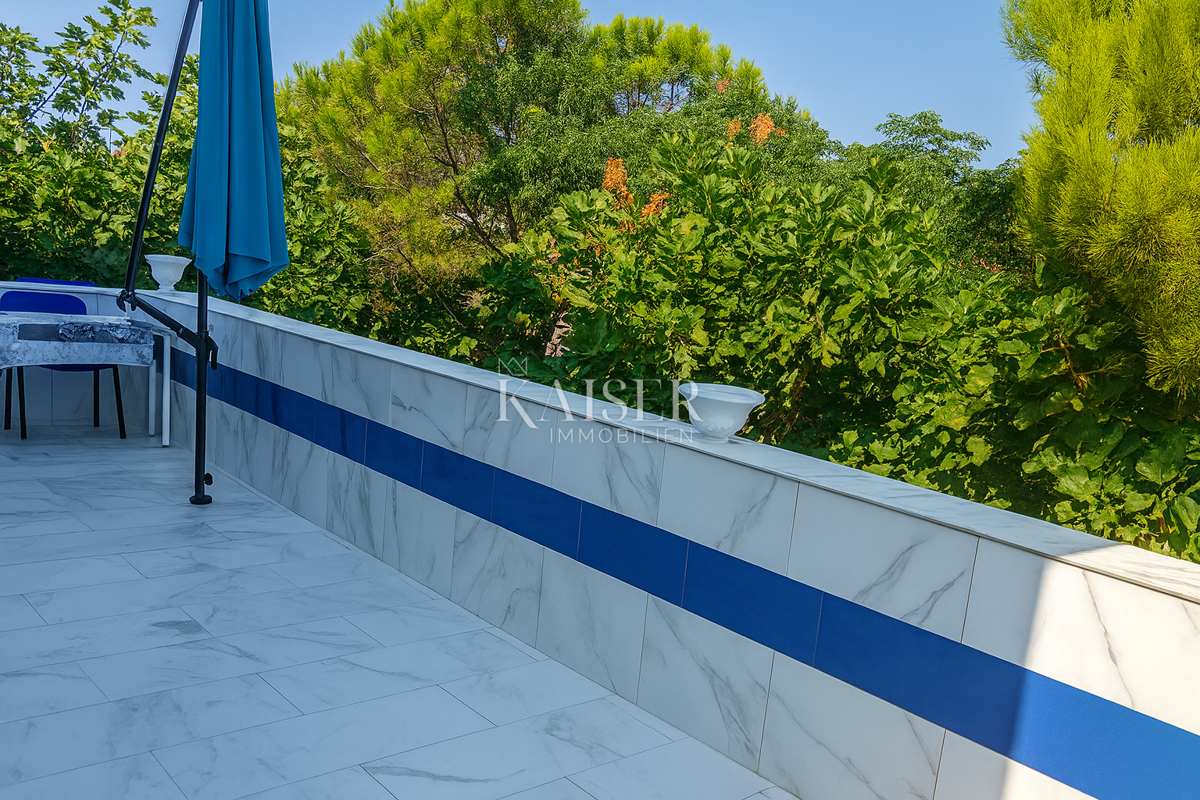 Vir – hiša s 6 apartmaji in garažo, 200 m od morja