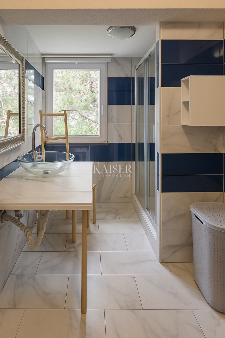 Vir – hiša s 6 apartmaji in garažo, 200 m od morja