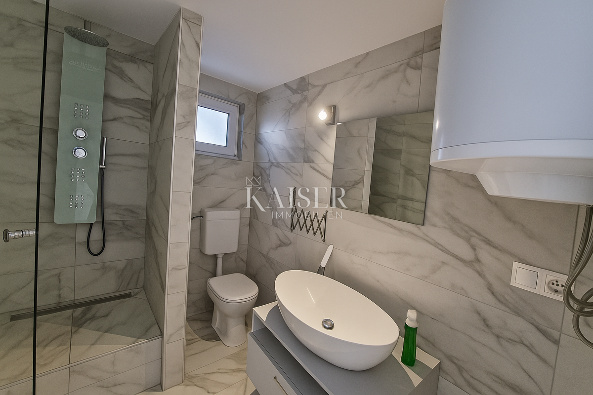 Vir – hiša s 6 apartmaji in garažo, 200 m od morja