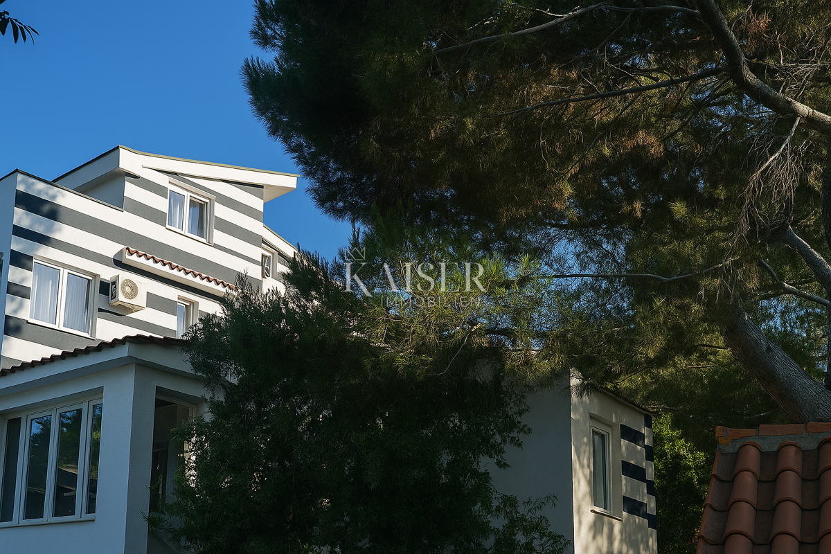 Vir – hiša s 6 apartmaji in garažo, 200 m od morja