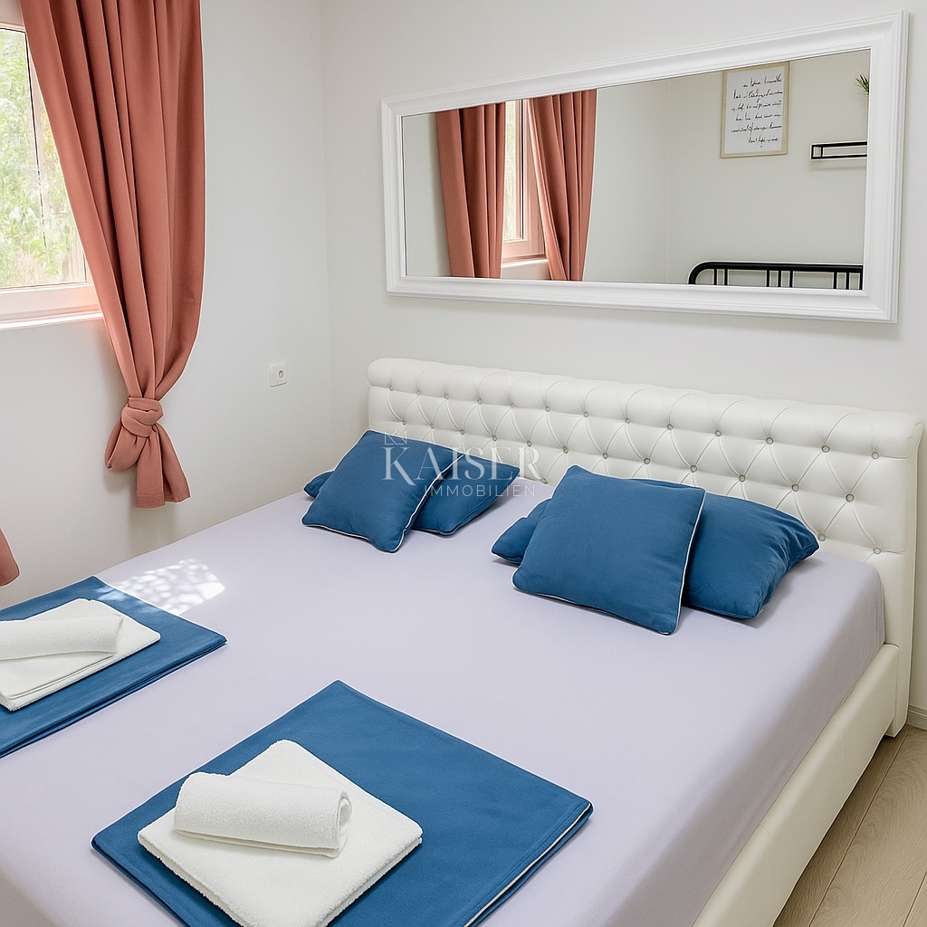 Vir – hiša s 6 apartmaji in garažo, 200 m od morja