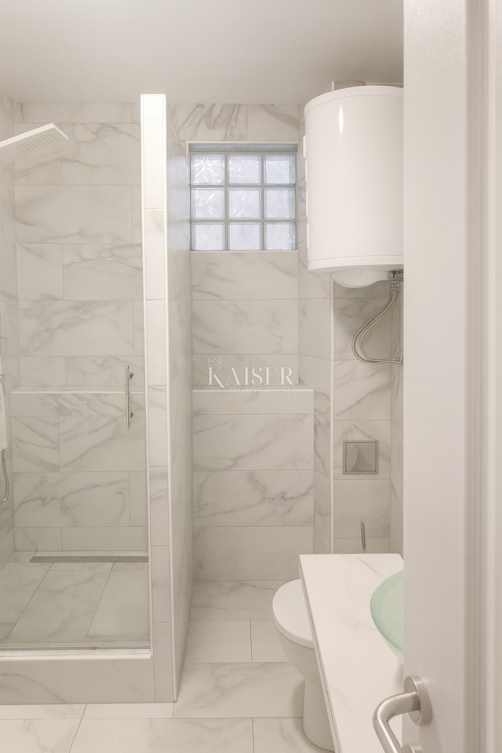 Vir – hiša s 6 apartmaji in garažo, 200 m od morja