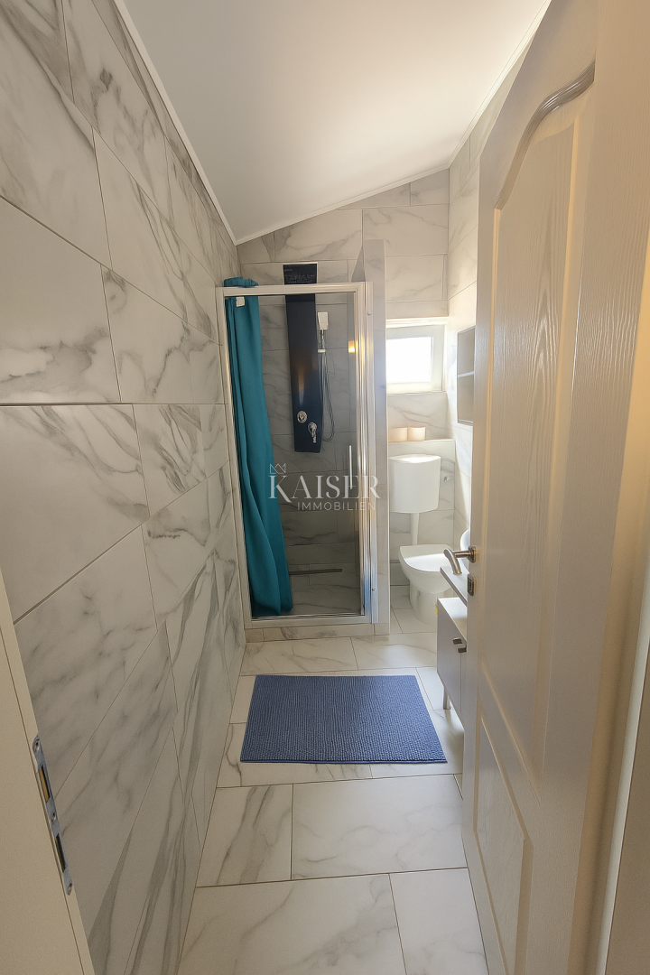 Vir – hiša s 6 apartmaji in garažo, 200 m od morja