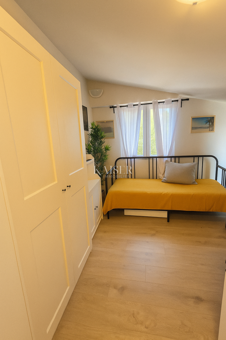 Vir – hiša s 6 apartmaji in garažo, 200 m od morja