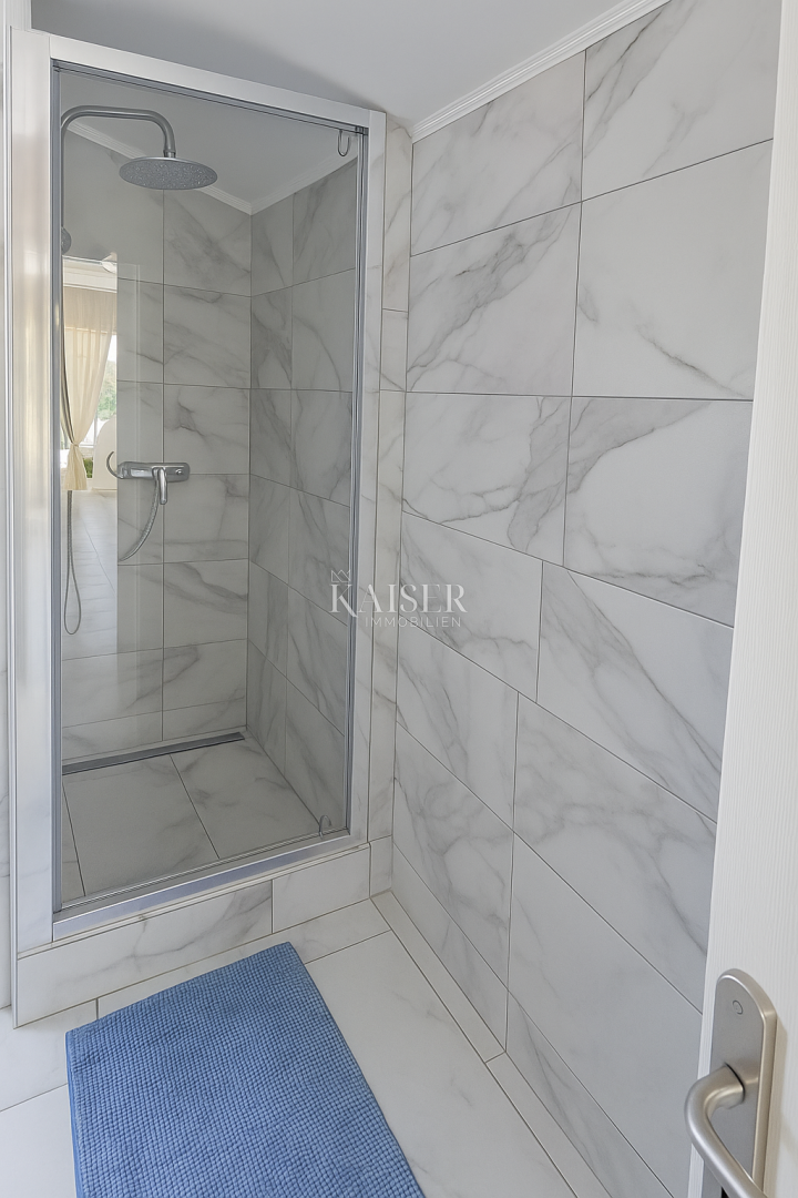 Vir – hiša s 6 apartmaji in garažo, 200 m od morja