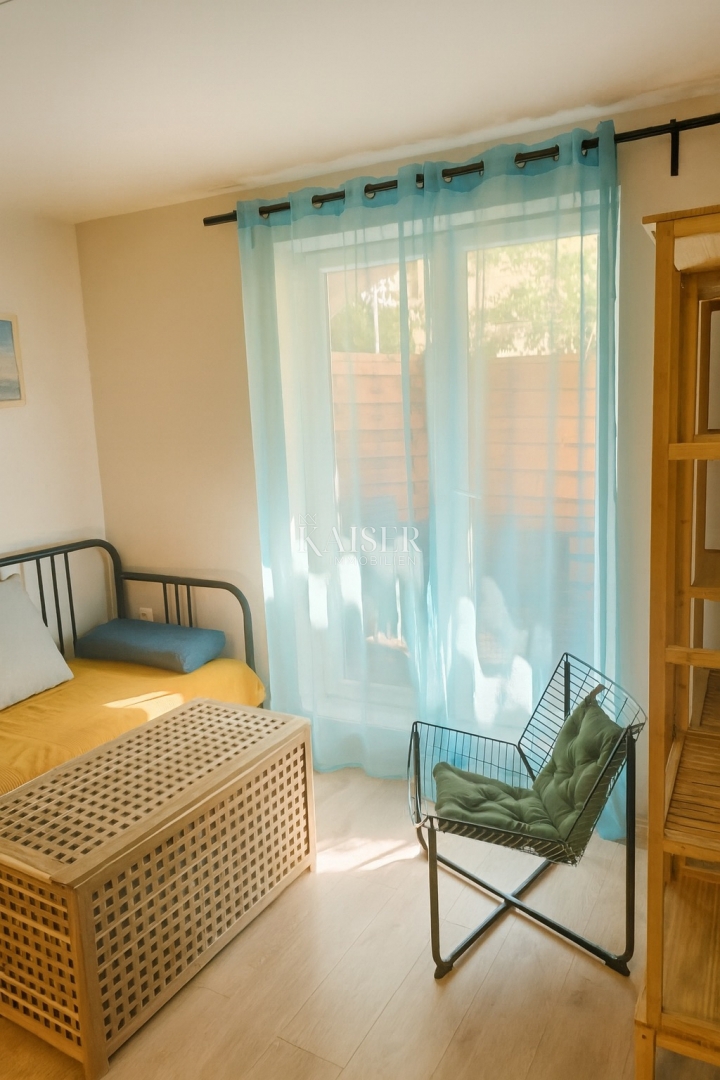 Vir – hiša s 6 apartmaji in garažo, 200 m od morja