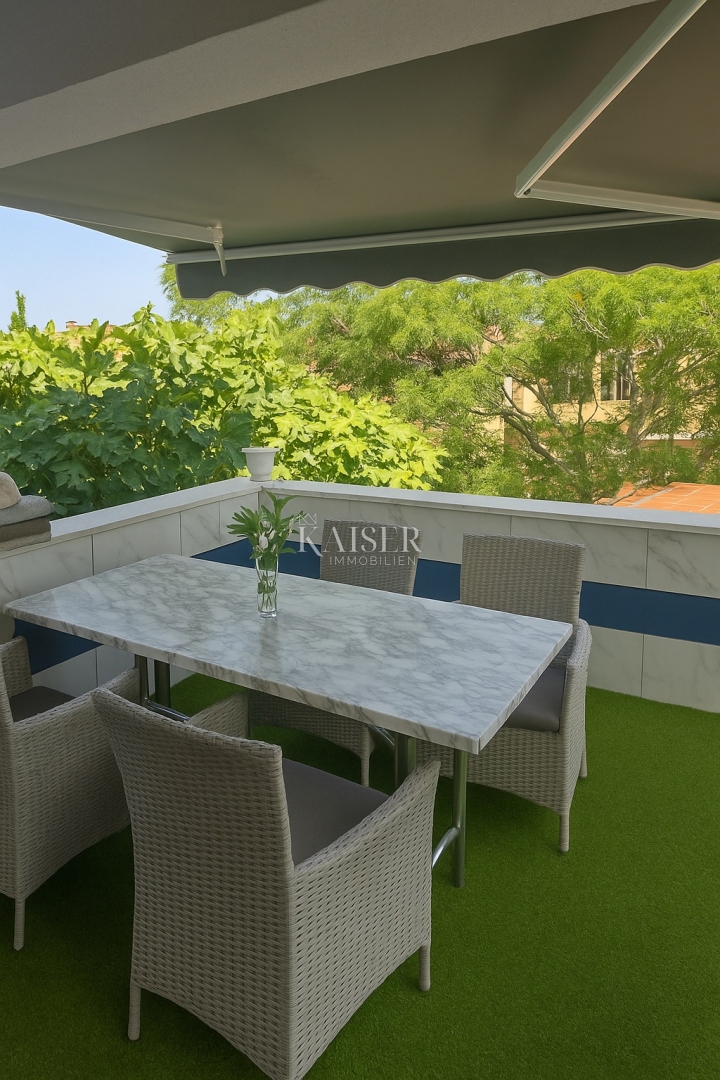 Vir – hiša s 6 apartmaji in garažo, 200 m od morja