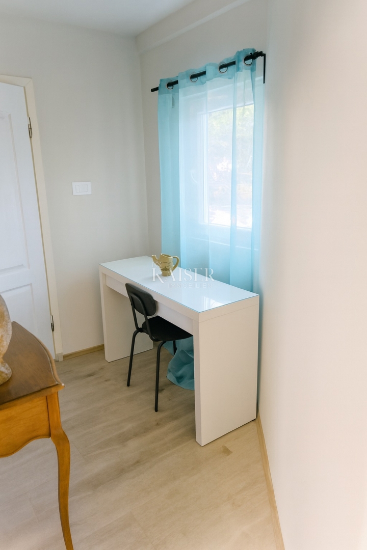 Vir – hiša s 6 apartmaji in garažo, 200 m od morja