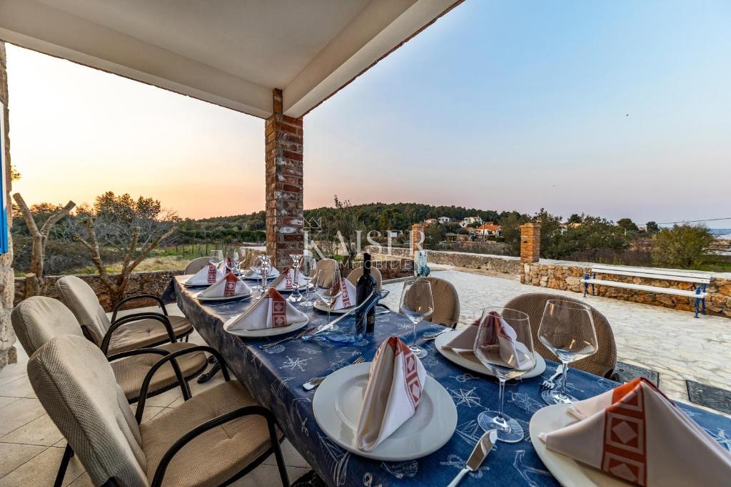 Avtentična kamnita vila z bazenom, le 30 metrov od morja, otok Pašman – Ždrelac