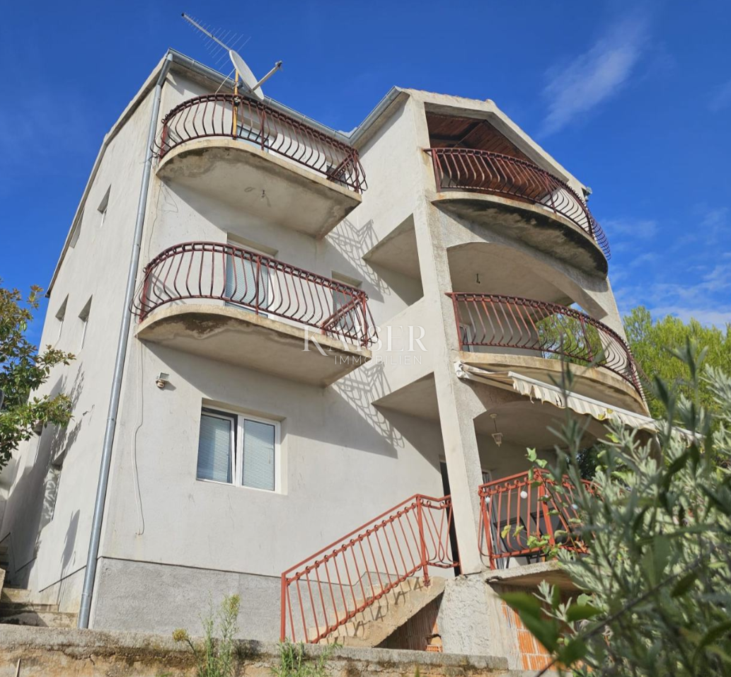 Šibenik, Žaborić – Hiša 235 m² s tremi apartmaji in pogledom na morje