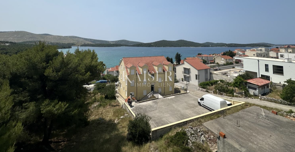 Šibenik, Žaborić – Hiša 235 m² s tremi apartmaji in pogledom na morje