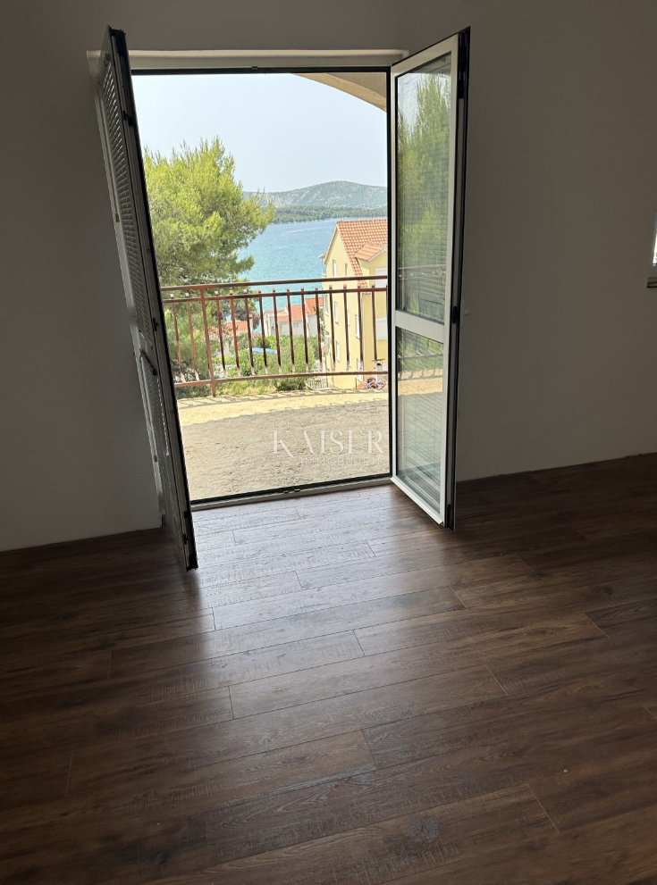 Šibenik, Žaborić – Hiša 235 m² s tremi apartmaji in pogledom na morje