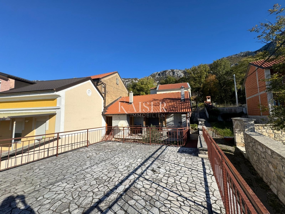 Hiša za prenovo z možnostjo prenove v mirnem zaledju Crikvenice