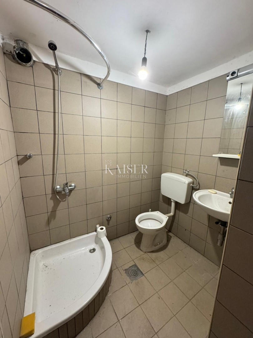 Hiša za prenovo z možnostjo prenove v mirnem zaledju Crikvenice