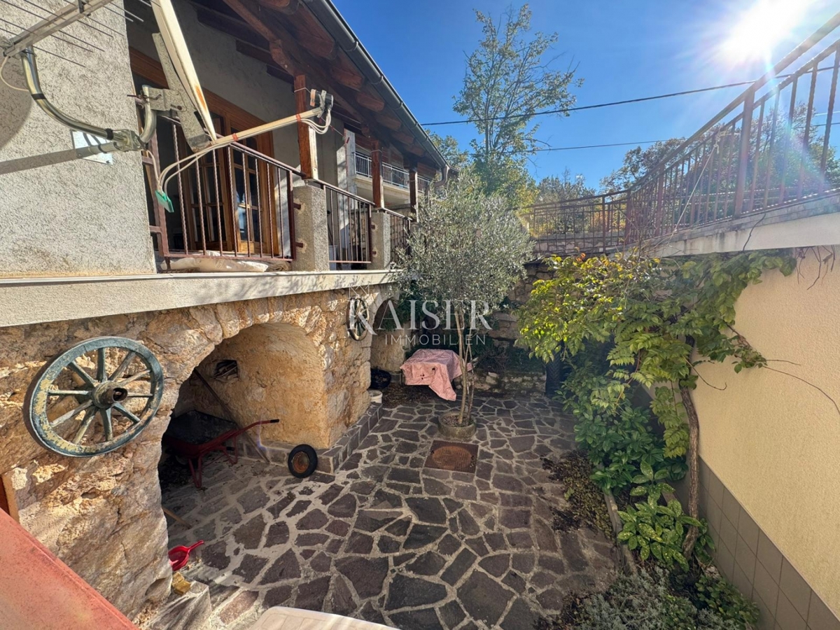 Hiša za prenovo z možnostjo prenove v mirnem zaledju Crikvenice