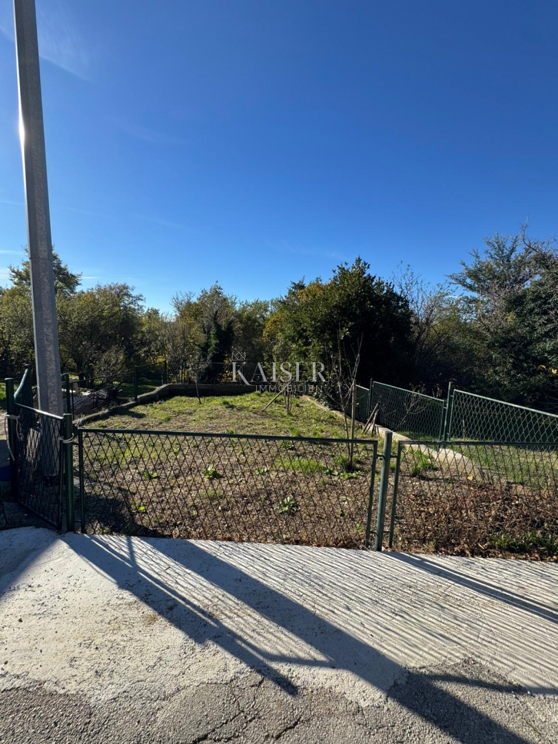 Hiša za prenovo z možnostjo prenove v mirnem zaledju Crikvenice