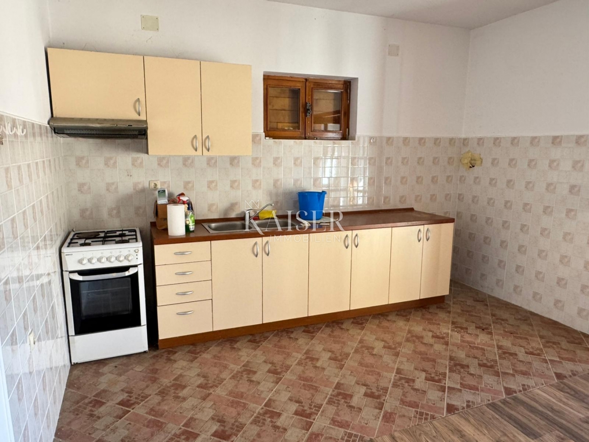 Hiša za prenovo z možnostjo prenove v mirnem zaledju Crikvenice