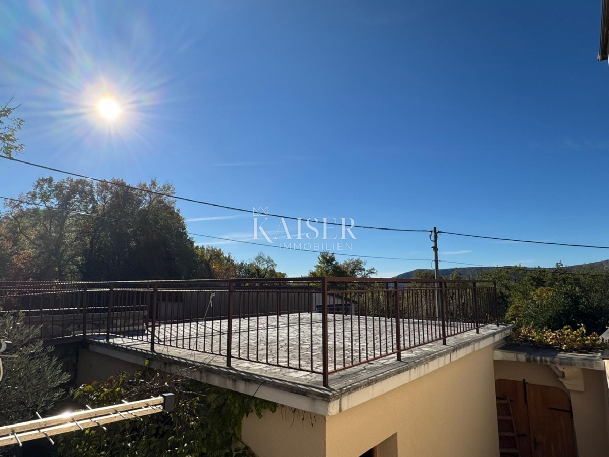 Hiša za prenovo z možnostjo prenove v mirnem zaledju Crikvenice