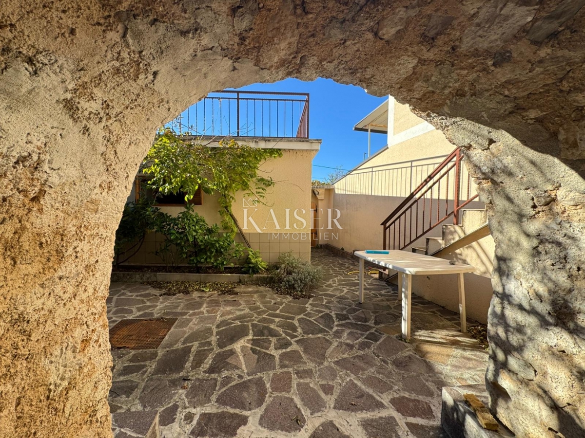 Hiša za prenovo z možnostjo prenove v mirnem zaledju Crikvenice