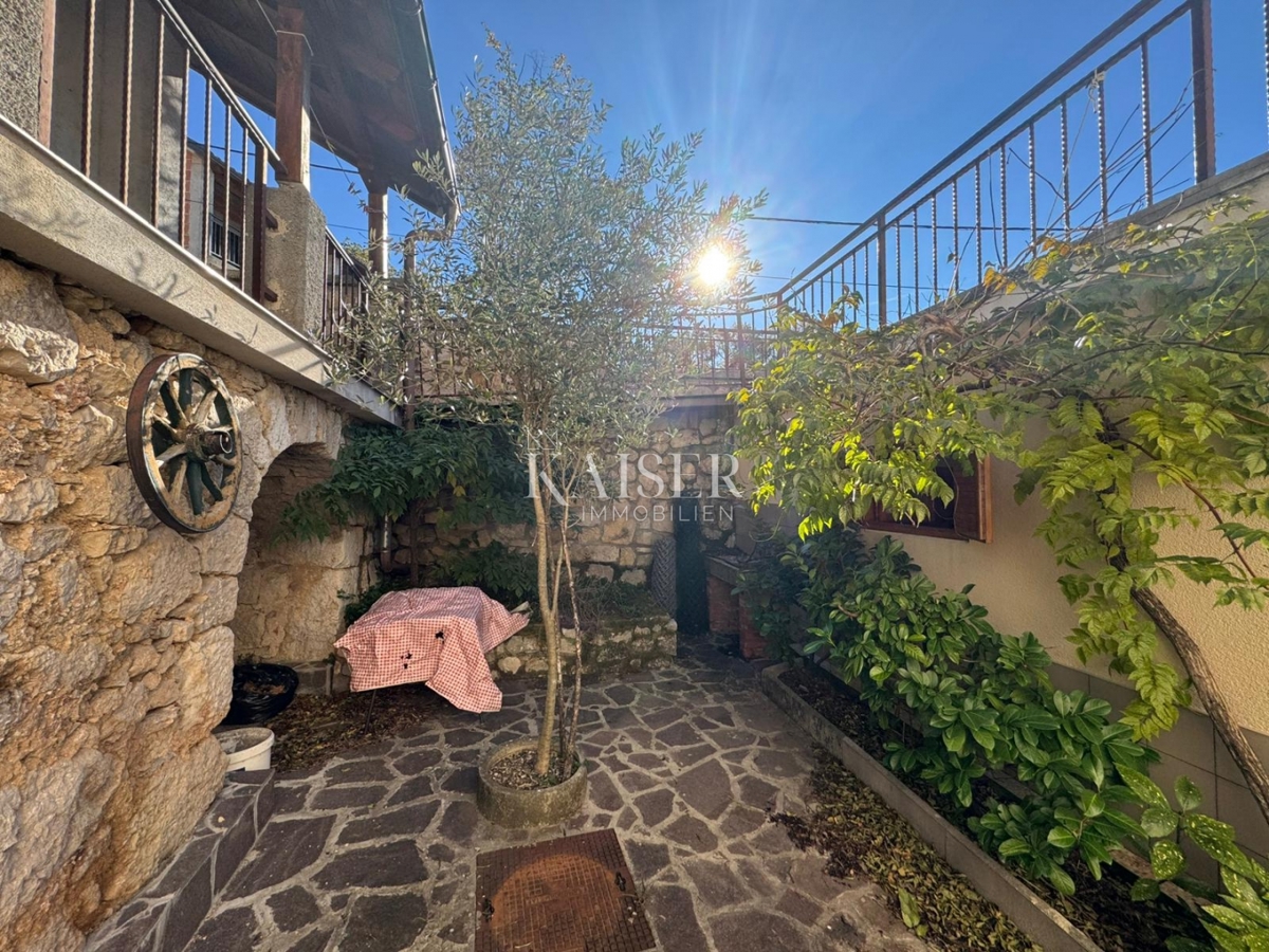 Hiša za prenovo z možnostjo prenove v mirnem zaledju Crikvenice