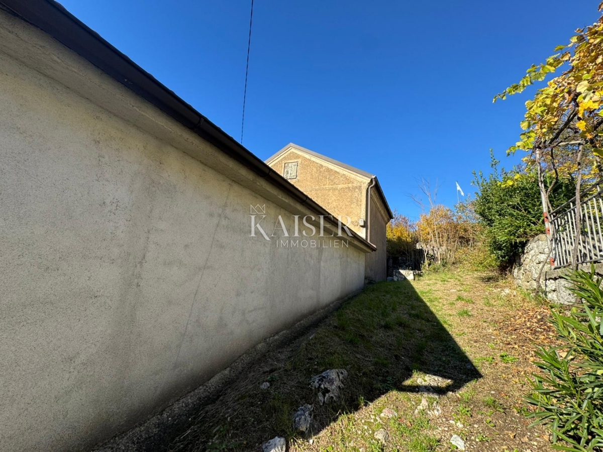 Hiša za prenovo z možnostjo prenove v mirnem zaledju Crikvenice