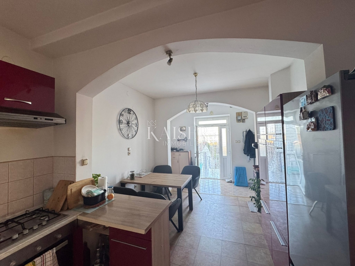 Jadranovo, apartmajska hiša s pogledom na morje