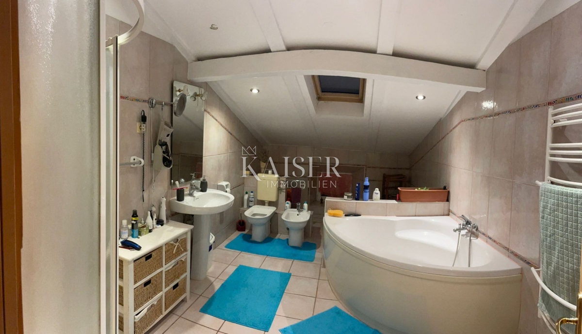 Cres, gostinski in stanovanjski objekt z restavracijo, apartmaji in sobami