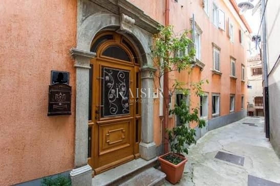 Cres, gostinski in stanovanjski objekt z restavracijo, apartmaji in sobami