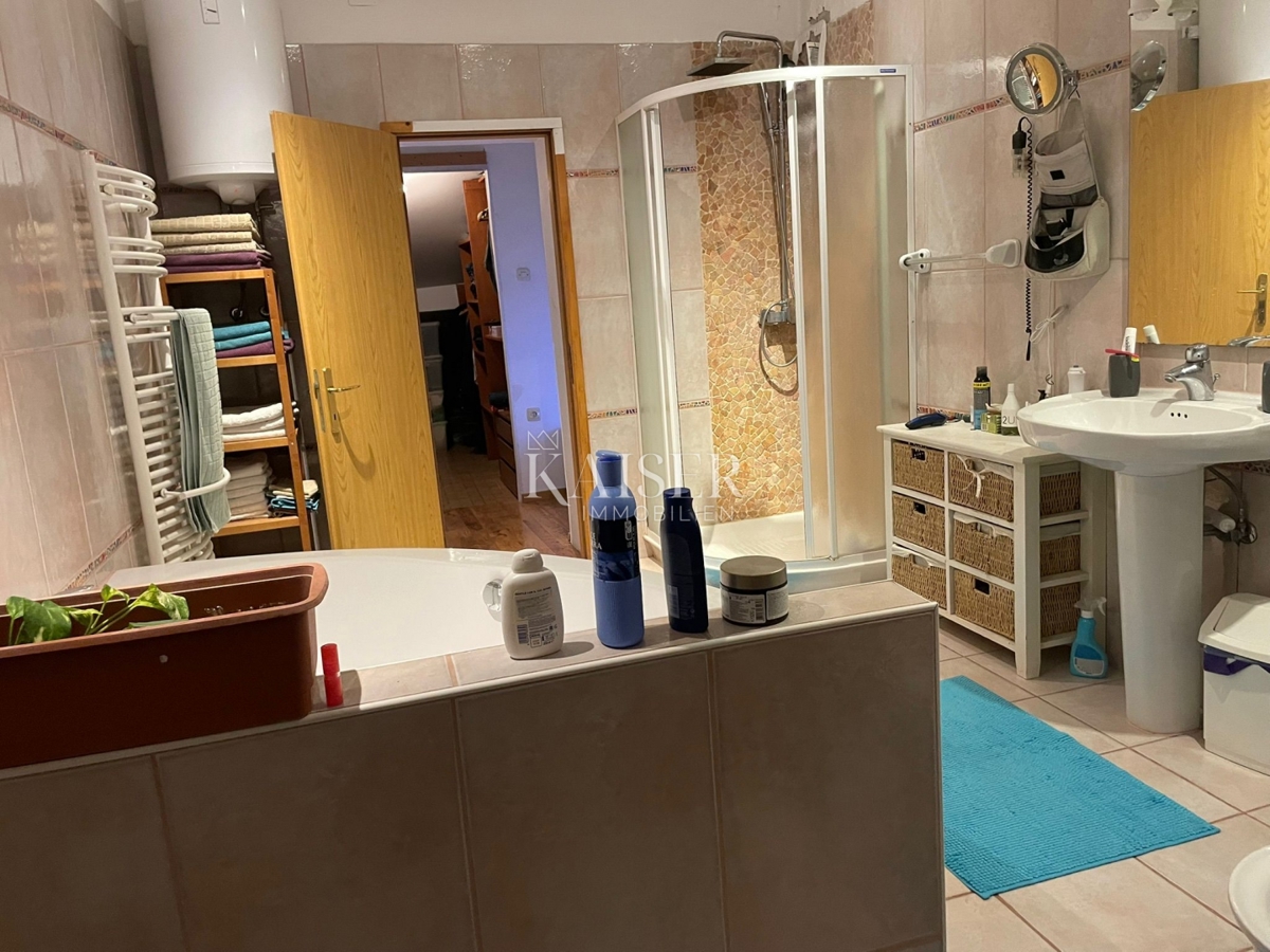 Cres, gostinski in stanovanjski objekt z restavracijo, apartmaji in sobami