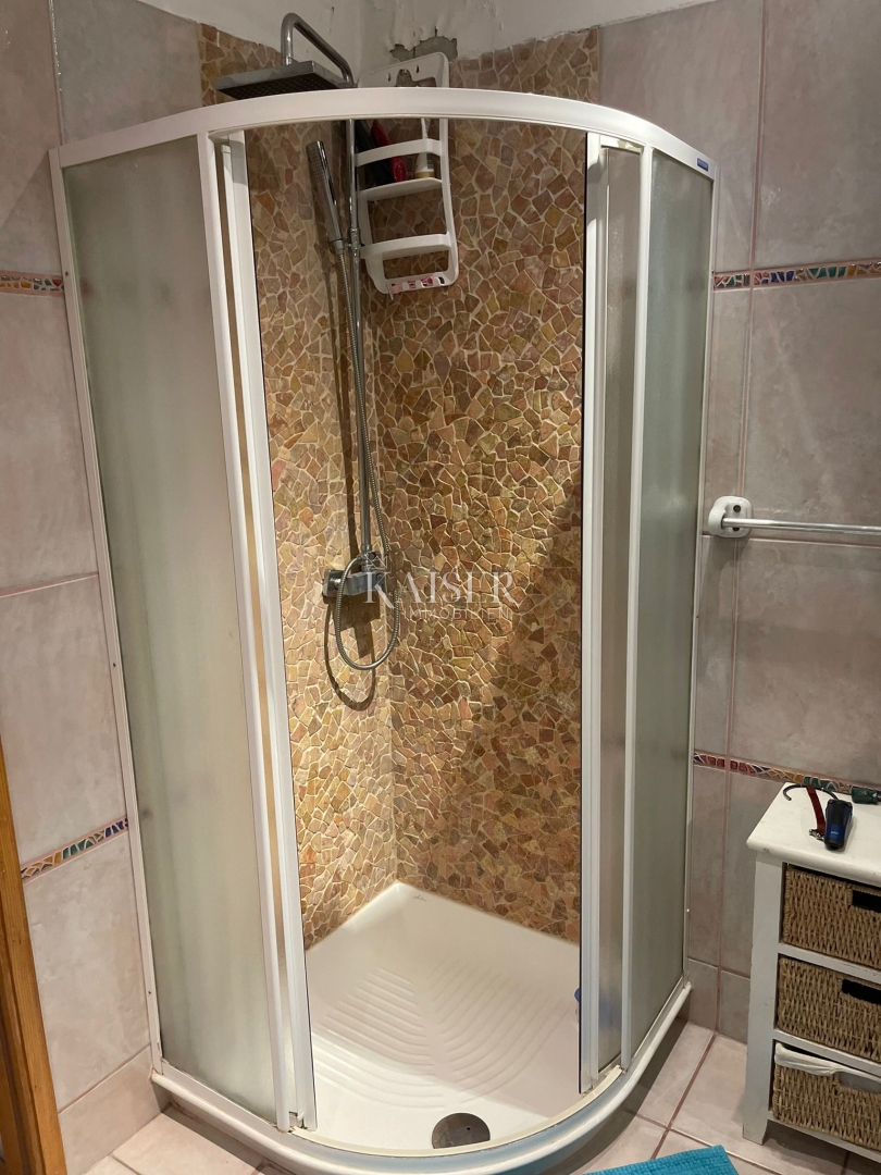 Cres, gostinski in stanovanjski objekt z restavracijo, apartmaji in sobami