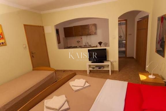 Cres, gostinski in stanovanjski objekt z restavracijo, apartmaji in sobami