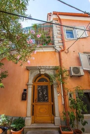 Cres, gostinski in stanovanjski objekt z restavracijo, apartmaji in sobami