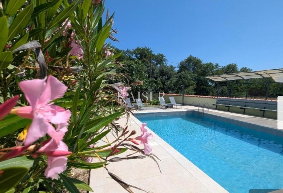 Istra, Pula - Hiša s 5 apartmaji in dvema bazenoma