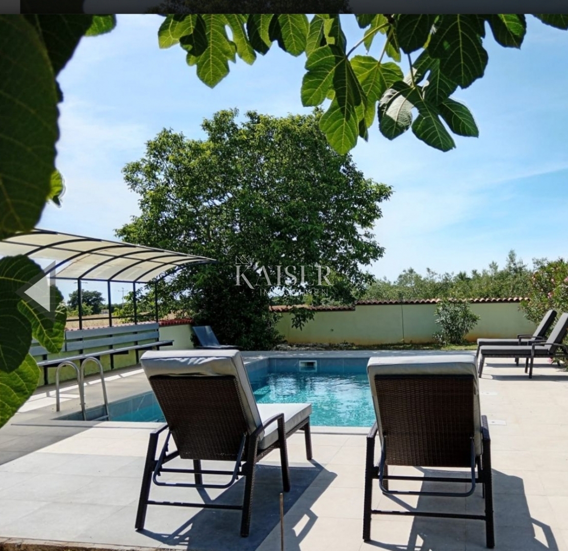 Istra, Pula - Hiša s 5 apartmaji in dvema bazenoma