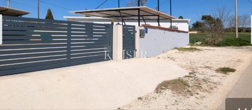 Istra, Pula - Hiša s 5 apartmaji in dvema bazenoma