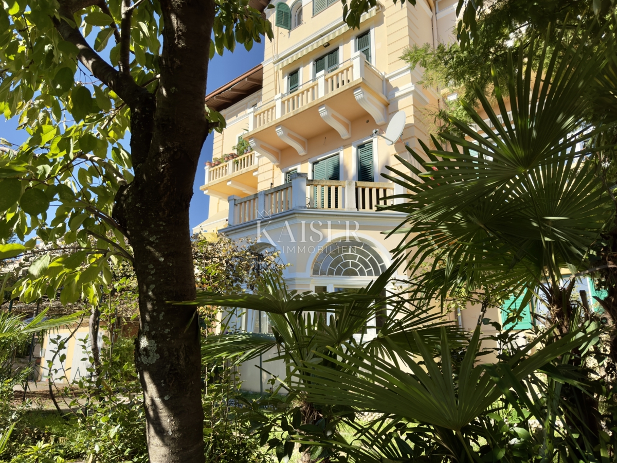 Opatija – Garsonjera v zgodovinski vili v 2. vrsti do morja s parkiriščem, teraso in čudovitim razgledom