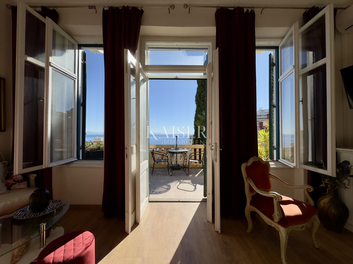 Opatija – Garsonjera v zgodovinski vili v 2. vrsti do morja s parkiriščem, teraso in čudovitim razgledom