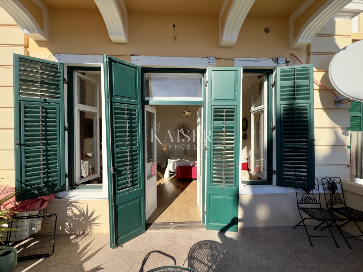 Opatija – Garsonjera v zgodovinski vili v 2. vrsti do morja s parkiriščem, teraso in čudovitim razgledom