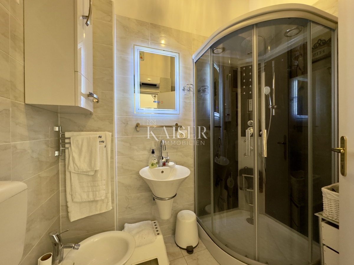 Opatija – Garsonjera v zgodovinski vili v 2. vrsti do morja s parkiriščem, teraso in čudovitim razgledom