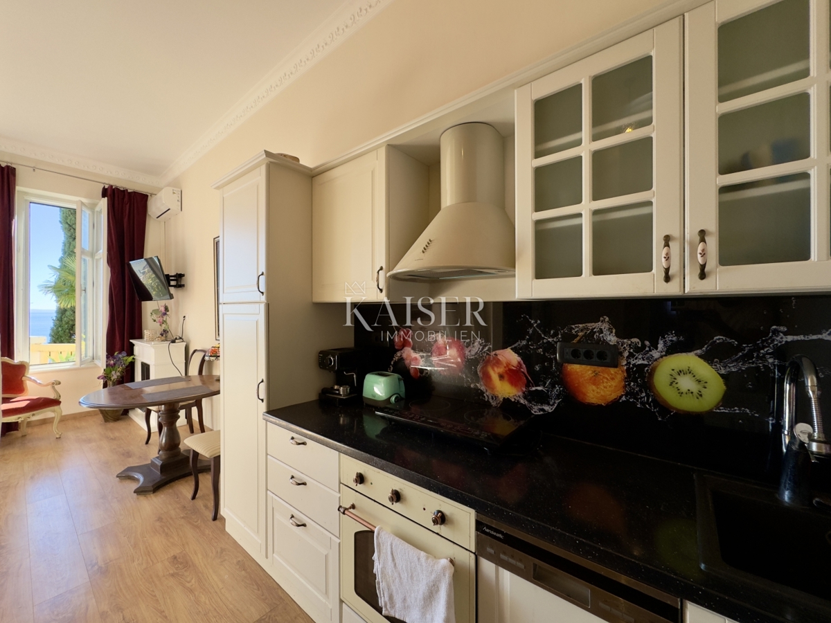 Opatija – Garsonjera v zgodovinski vili v 2. vrsti do morja s parkiriščem, teraso in čudovitim razgledom