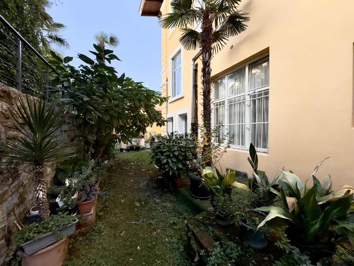 Opatija – Dva studia v zgodovinski vili 2. vrsta do morja, terasa, vrt, 2 parkirni mesti