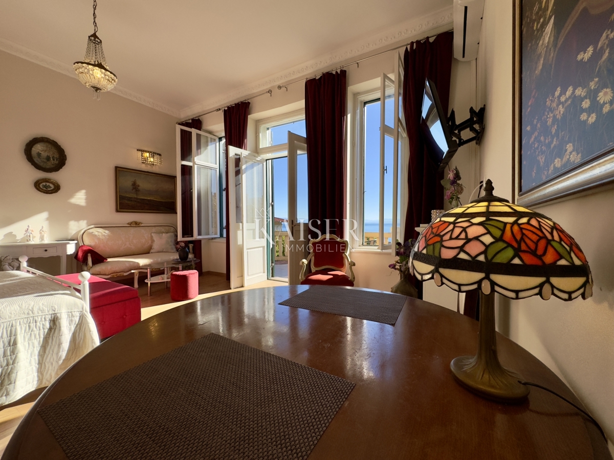 Opatija – Garsonjera v zgodovinski vili v 2. vrsti do morja s parkiriščem, teraso in čudovitim razgledom